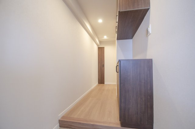 玄関から室内へと続く落ち着いた空間。住まいの第一印象をすっきりと演出してくれます。
