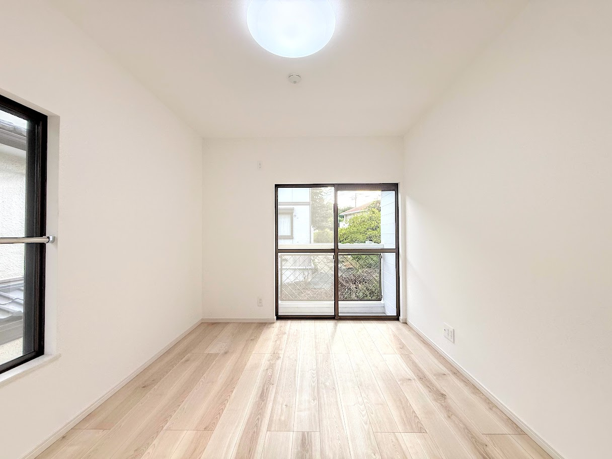 ◆気持ちの良い風が室内へ入り込む居室。家具を配置しても広々ご利用いただけます！！