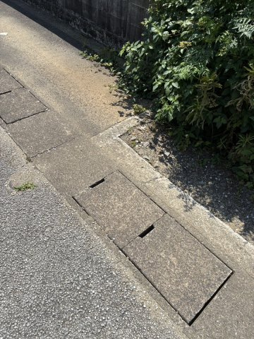 接道部には側溝が設けられており、雨天時も安心です◎