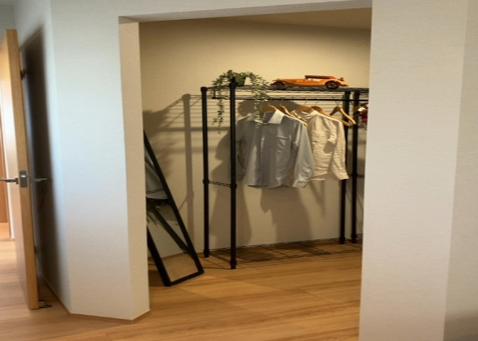 デザイン性を重視しすぎて収納が少なかった！なんてことにならないため、事前に現地で収納の数を確認しておくことをお勧めします。クローゼット以外にも床下収納や屋根裏収納、パントリーなどもチェックしましょう。