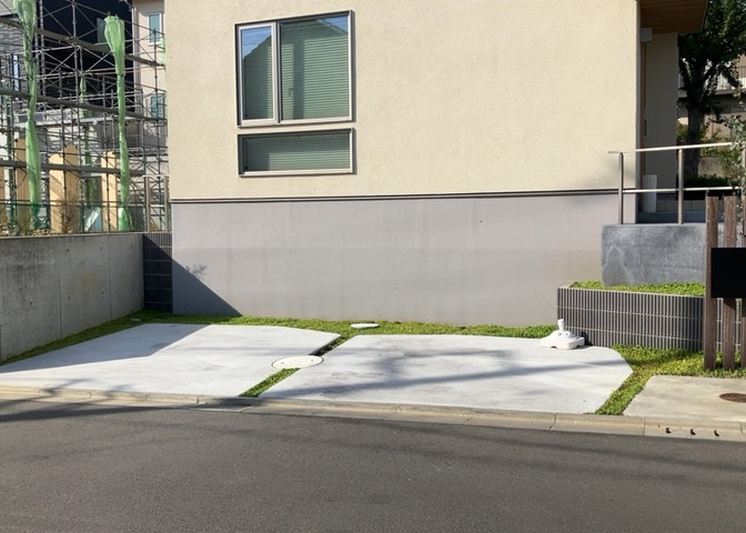 駐車場と明記されていても、最小スペースでつくられた駐車場だと大型車は駐車できなかったり、出入りしにくくなったりする可能性があります。お車のサイズと購入したい物件の駐車場のサイズを現地で確認しましょう。