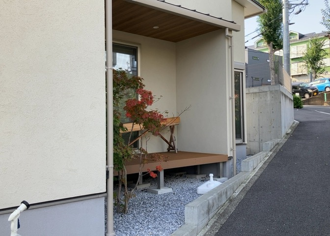 庭があることでガーデニングや家庭菜園はもちろん、こどもの遊び場やペットを放して遊ぶことができます。また、家の周囲に余裕があるということです。隣地との間があれば、十分な日当たりと、風通しが確保できます。