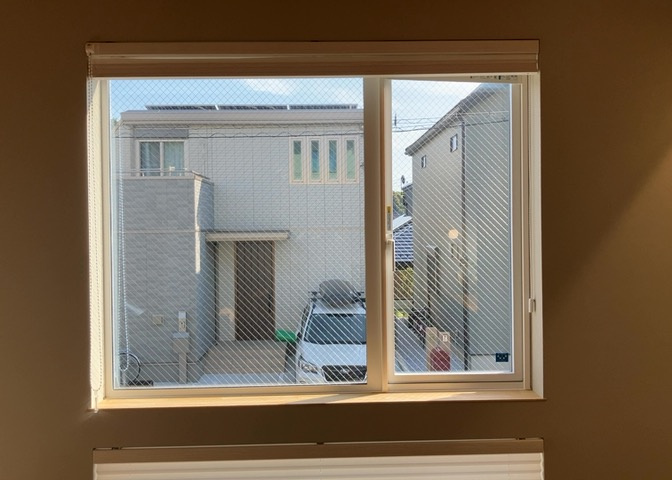 サッシとは、ガラス窓に使用される金属製の窓枠のことです。一般的に住宅建築では、金属製建具工事の段階で備え付けるもので、ガラス類や玄関、バスルームのスチール製のドアなどと同じタイミングで工事を行います。