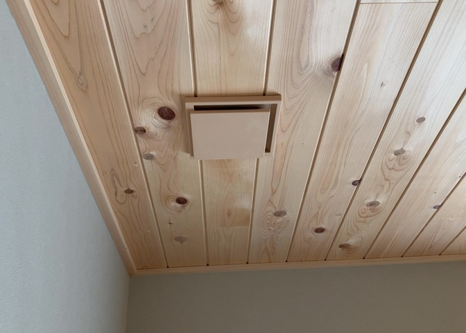 1日中建物内の換気が行われるように設計された仕組みです。気密性の高い住宅は、家に籠った空気でシックハウス症候群になる可能性がありますが、24時間換気システムであれば計画的な換気で対策が可能です。