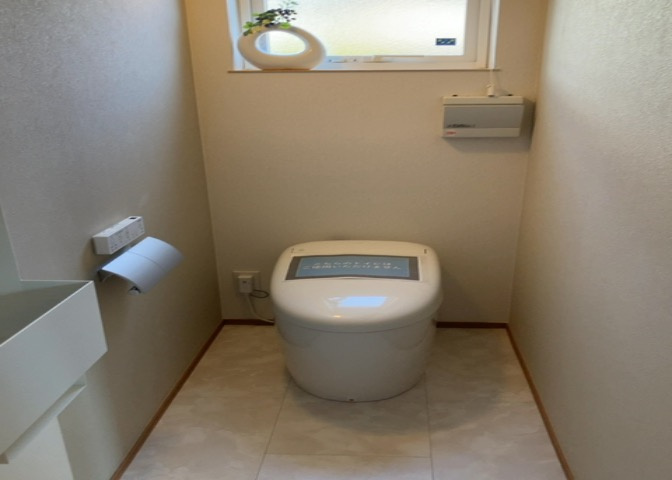 トイレは大きさや形、機能、抗菌性などが異なる多種多彩なタイプが各メーカーから出ています。それぞれに良さがあるため、事前にどういったタイプのトイレがいいのかをご家庭内で決めて、内見に行くといいでしょう。