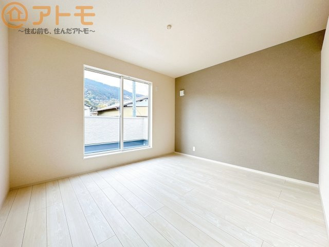 アクセントクロスが印象的なお部屋です。お気に入りの家具に囲まれてゆったり過ごしたいですね♪