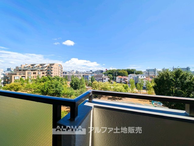 暖かな日差しのふりそそぐバルコニー