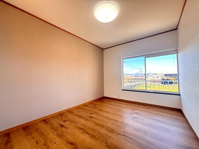 床もクロスもリフォーム済みです♪