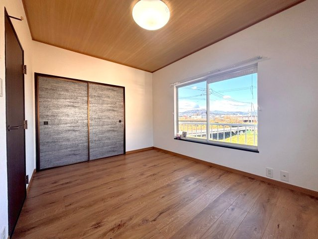 天井にアクセントクロスを持ってきました♪