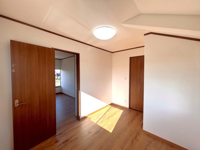 床もクロスもリフォーム済みです♪