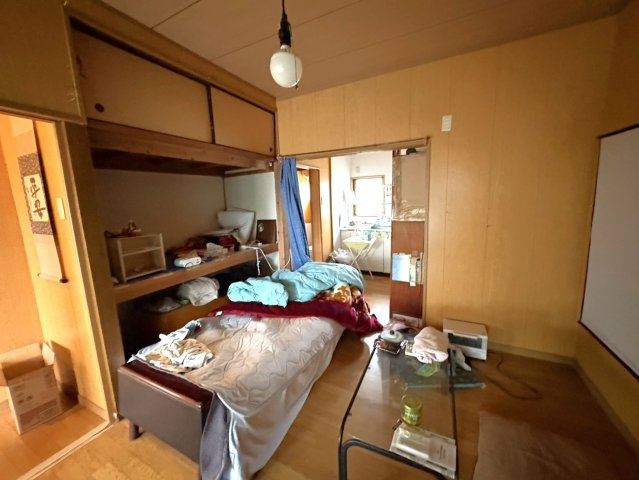 収納棚付きで空間を有効活用しやすい洋室です。寝室としてはもちろん、趣味部屋やワークスペースとしても利用可能。隣接する空間との動線も良く、生活スタイルに合わせたレイアウトを楽しめるお部屋です。