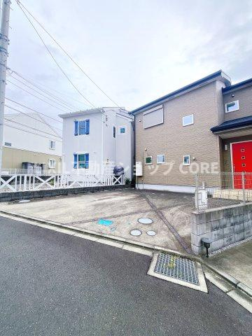前面道路は閑静な住宅地をはしる車通りの少ない道路。お車の出し入れが苦手なママや小さなお子様にも安心　