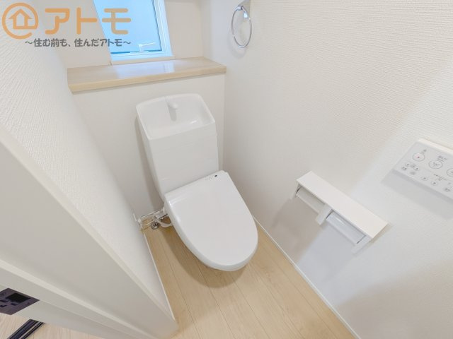 窓もあって換気もしっかりできる清潔感のあるトイレです♪