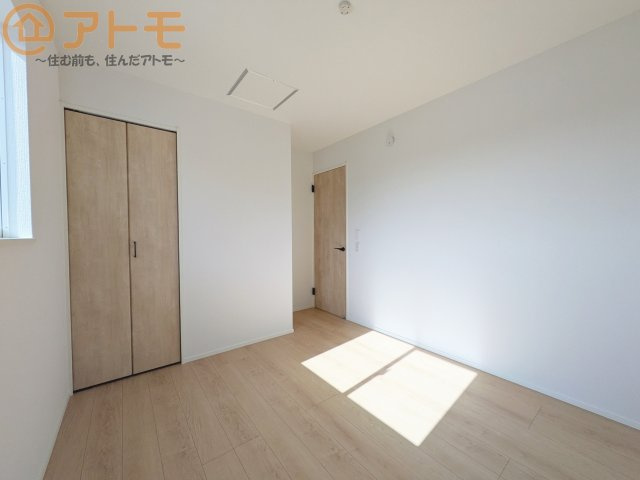 壁と床がシンプルな色合いだからこそ自分だけの空間を作れます♪お部屋作りのイメージは順調でしょうか♪