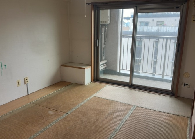 寝室でゆっくりと過ごすためにはベッド周りの適度な空間を担保することや窓の位置、照明の明るさ、寝室の広さなどを考える必要があります。自身や家族の構成とライフスタイルに併せて寝室にする部屋を選びましょう！