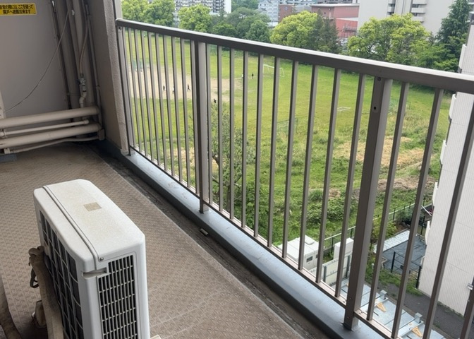 バルコニーは、室外の専用スペースのうち、「屋根がなく開放された空間」であるものを指します。ベランダより広いタイプのものが多く、日当たりもよいため家庭菜園などを楽しみたい人にとって適した環境となります。