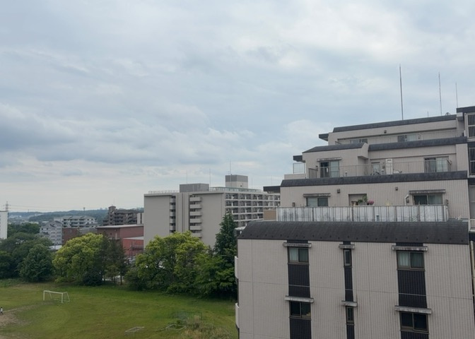 眺望の良さを楽しめるダイニングキッチンで家族団らんの時間を過ごしてはいかがでしょうか。バルコニーから見える景色を家族で眺める時間は、時間が経つのを忘れてしまいそうですね。是非、現地を見に行きましょう！