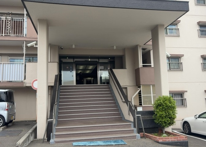 マンションのエントランスには、もともと風よけや防犯の役割がありますが、マンションによって宅配ボックスなどの設備が備わっている所もあります。日々の生活をイメージしながら生活しやすさをチェックしましょう。