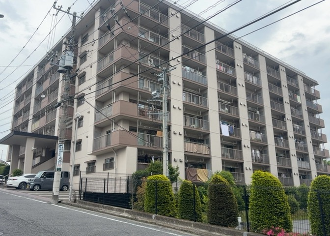 外観はマンション管理がされているかの目安になります。築年数が古いと、壁面は劣化してひび割れが生じることも！建物が古びていても細かいところが修繕されていると、きちんと管理されているなぁと感じるでしょう。