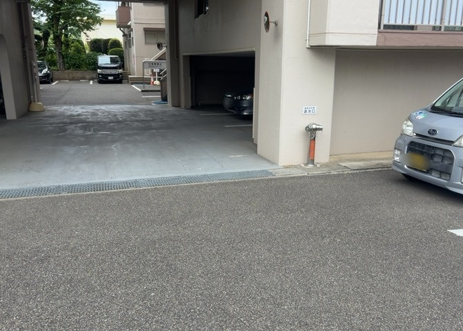 車一台あたりに必要なスペースは、標準サイズの普通自動車で横幅2m50cm、長さ5mは必要になります。ただし、乗降のことも考慮して横幅3m30cm、長さ5m50cmほどは確保できるところを選びましょう。