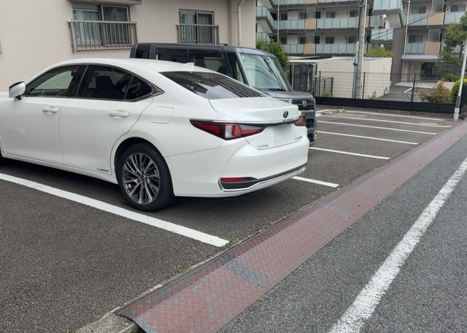 駐車場と明記されていても、最小スペースでつくられた駐車場だと大型車は駐車できなかったり、出入りしにくくなったりする可能性があります。お車のサイズと購入したい物件の駐車場のサイズを現地で確認しましょう。