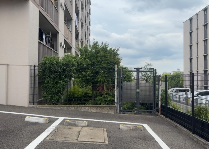 物件によっては、入居者が個人的に使用できる専用庭がついているものもあります。また、住宅の中にある土間の部分を庭と呼ぶこともあります。庭の用途は住む人によって変わり、それによってデザインもさまざまです。