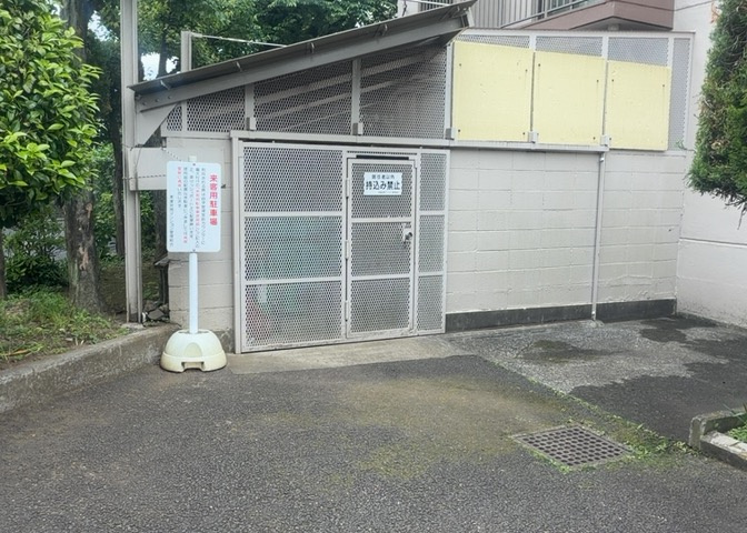 共有部分は、住民なら誰もが使える設備のこと。例えば駐車場やエレベーター、インターネット設備、セキュリティ設備などがあります。他にも、マンションの廊下・外部階段やエントランス・ゴミ置き場などがあります。