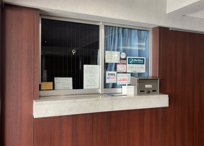受付はマンションコンシェルジュがいる場合もあれば、管理人が滞在する小部屋を総称して呼ぶことがあります。主にエントランスに設置されていることから、防犯面でも期待ができます。防犯設備がない場合はより安心！