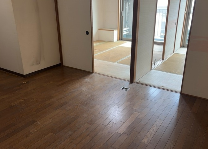 直線タイプはLとDKを一直線に並べた形で対面キッチンのタイプです。一般的なのでよく見かけるかもしれません。直線タイプに似た直接アイランドタイプは、キッチンとダイニングの間に壁がない分広く感じられます。