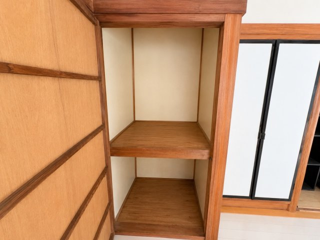 ダイニングに備えられた収納スペース。棚板で上下に分かれているため食器や日用品、書類などを用途別に整理できます。生活空間のすぐそばに収納があることで、必要な物を取り出しやすく片付けもしやすいのが魅力です