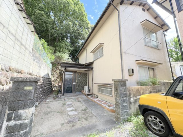 建物前に設けられた駐車スペース。玄関までの距離が近いため、荷物の出し入れや日々の乗り降りにも便利です。戸建ならではの専用スペースとして利用でき、住まいへの出入りもしやすい配置です。　