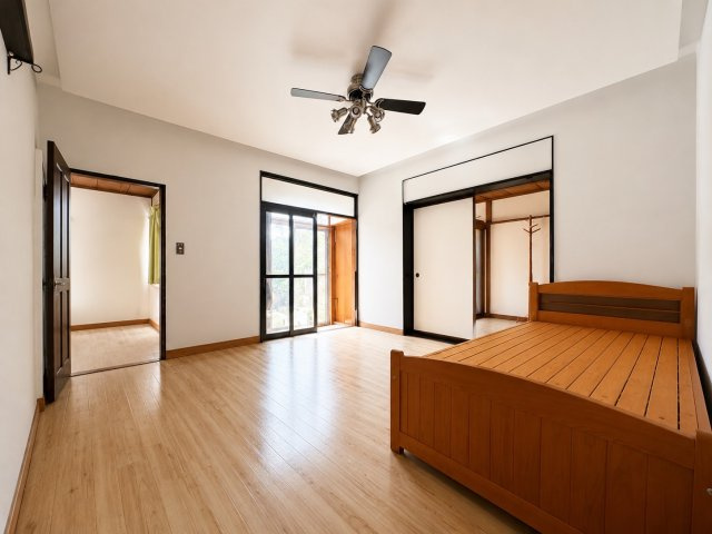 ゆとりある10畳の洋室は、ベッドや家具を置いても余裕を感じられる広さが魅力。複数方向へ出入りできる間取りで、隣接する居室との行き来もスムーズ。寝室や家族の共有スペースなど幅広く活用できます。　