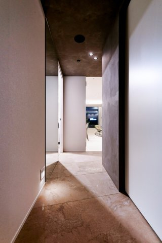 玄関を一歩入ると、非日常を感じさせる空間が迎えてくれます。左官仕上げのこだわりが光る内装リフォーム（2023年施工）です。