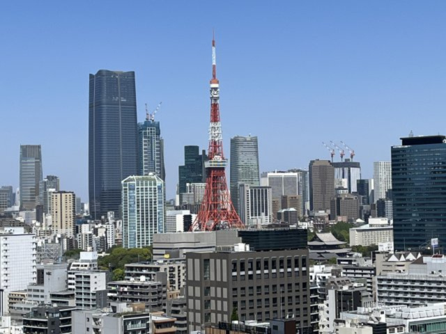 日中・東京タワービュー。東京タワーを足元から望む、圧巻の眺望です。