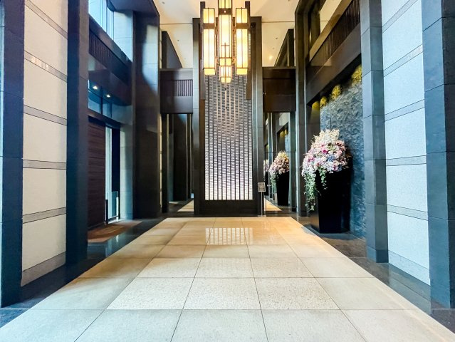 2層吹き抜けのエントランスホール。まるで海外ホテルのような開放感と格式を感じさせる佇まいです。