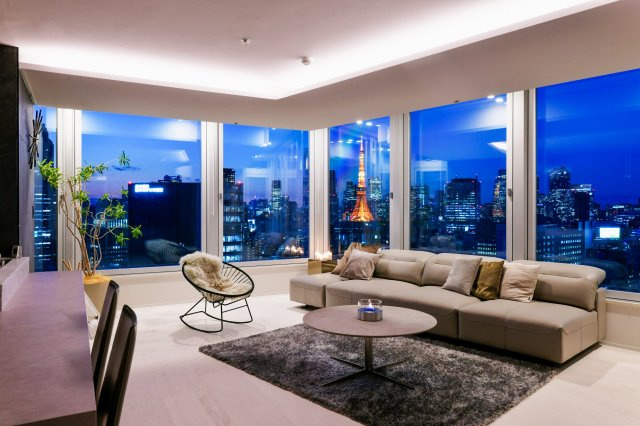 リビングからは東京タワーの全景を一望。昼は爽快な眺め、夜は煌めく夜景を自宅で堪能できる贅沢なロケーションです。