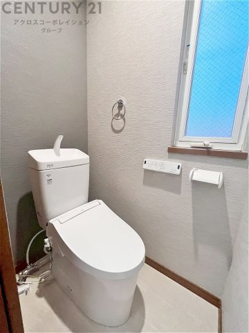 温水洗浄便座付トイレは温水洗浄機能により、暖かい水でおしりを洗浄することができ、冷たい水を使う従来の便座に比べ、温水洗浄機能で暖かいトイレを提供し、快適な使用を可能にします。　