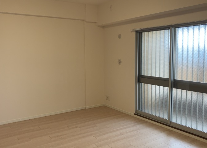 洋室のメリットは重い家具が置きやすく、身の回りが整理しやすいことです。　床がフローリングのため畳とは異なり凹みにくいです。　クローゼットなど収納が豊富で、普段使わない旅行カバンや服の整頓も簡単にです。