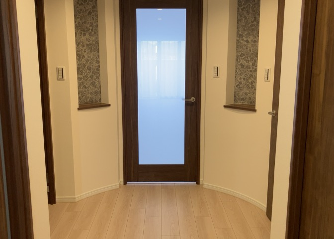 内装はとにかくおしゃれなものがいい！と選ぶ前に、まず住んだ後のことを想像してみましょう。住んでみたらコンセントの位置が悪くて使いにくいなど出てきます。事前にどの家電をどこに置くか想定しておきましょう。