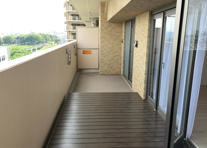 バルコニーは、室外の専用スペースのうち、「屋根がなく開放された空間」であるものを指します。ベランダより広いタイプのものが多く、日当たりもよいため家庭菜園などを楽しみたい人にとって適した環境となります。
