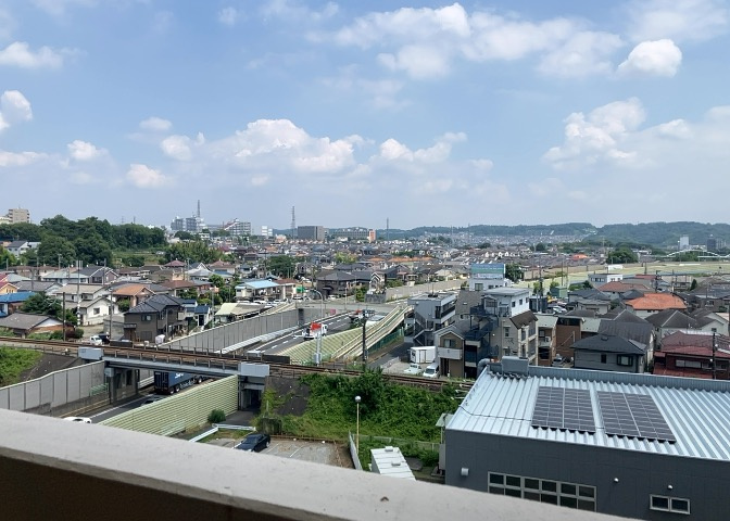 眺望の良さを楽しめるダイニングキッチンで家族団らんの時間を過ごしてはいかがでしょうか。バルコニーから見える景色を家族で眺める時間は、時間が経つのを忘れてしまいそうですね。是非、現地を見に行きましょう！