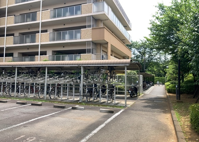 マンションの駐輪場は、事前に空きがあるか確認を取ると安心です。せっかく入居したのに駐輪スペースがない！なんてことになったら大変ですよね。そこで、内見時や購入前にはまず事前に確認しておくと良いでしょう。