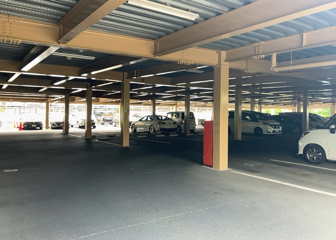 駐車場と明記されていても、最小スペースでつくられた駐車場だと大型車は駐車できなかったり、出入りしにくくなったりする可能性があります。お車のサイズと購入したい物件の駐車場のサイズを現地で確認しましょう。