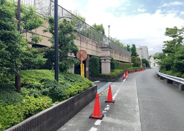 中庭（パティオ）とは、一つの建築物の内部に設けられた、壁などで囲われている庭のことを指します。コの字型、ロの字型が主流ですが、L字型の中庭もあります。最近では、インテリア性の高さからも人気があります。