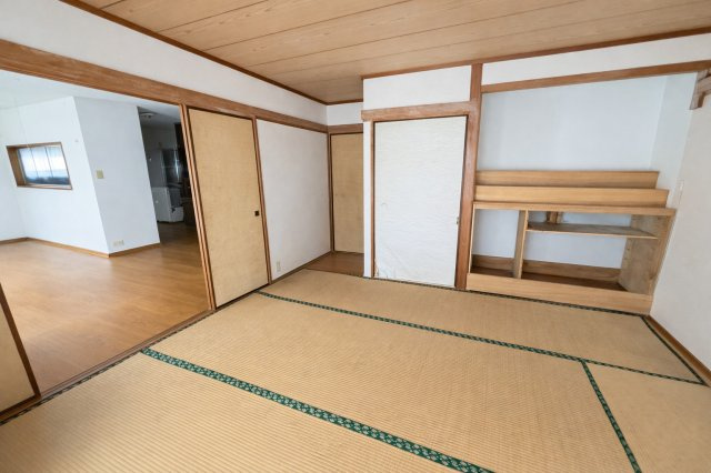 畳の温もりを感じられる落ち着いた和室は、くつろぎの空間としてはもちろん、来客用やお子様の遊び場としても活用できる万能な一室です。襖を開ければ広々とした空間としても使える柔軟な間取りが魅力です。