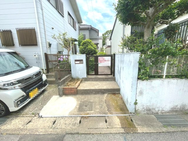 日々の喧騒から離れ、静けさと安心感に包まれる閑静な住宅街。家族の時間をゆったりと過ごせる理想の住環境です
