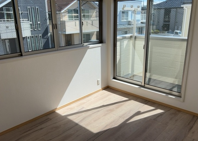洋室のメリットは重い家具が置きやすく、身の回りが整理しやすいことです。　床がフローリングのため畳とは異なり凹みにくいです。　クローゼットなど収納が豊富で、普段使わない旅行カバンや服の整頓も簡単にです。