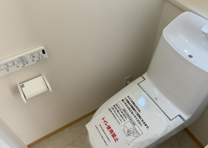 トイレは大きさや形、機能、抗菌性などが異なる多種多彩なタイプが各メーカーから出ています。それぞれに良さがあるため、事前にどういったタイプのトイレがいいのかをご家庭内で決めて、内見に行くといいでしょう。