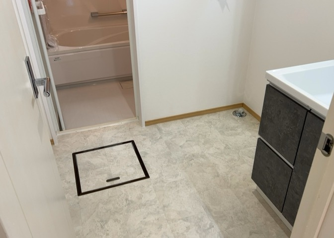 多くの戸建て住宅で見かける洗面脱衣所は、洗面台と洗濯機が2畳ほどのスペースに並べられていて、洗面所が脱衣所を兼ね備えている間取りが一般的です。お客様が利用することもある、パブリックな空間でもあります。