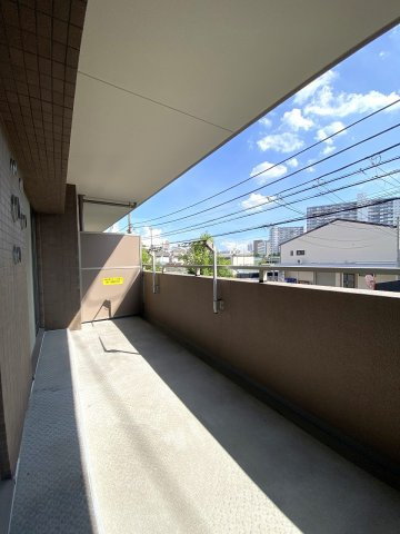 12.00？の広々としたバルコニー。お洗濯物をたっぷりと干せる十分なスペースがあり、爽やかな風を感じながら快適にお過ごしいただけます。